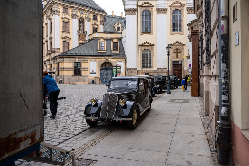 Plan zdjęciowy w okolicach Uniwersytetu Wrocławskiego. - Z uwagi na szczególne tło historyczne serialu (nazistowskie Niemcy lat 30. XX wieku), w przestrzeni miasta powstaną plany scenograficzne, uwzględniające określone znaki i symbole, charakterystyczne dla danego okresu historycznego, których nie należy w żaden sposób interpretować dosłownie – są jedynie dekoracją do filmu - informuje producent filmu